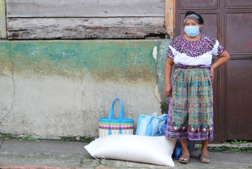 Mujer con un costal y bolsas