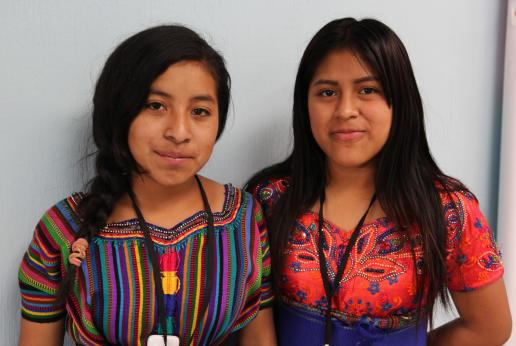 niñas adolescentes sonriendo