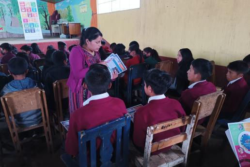 Niños y niñas recibiendo clases