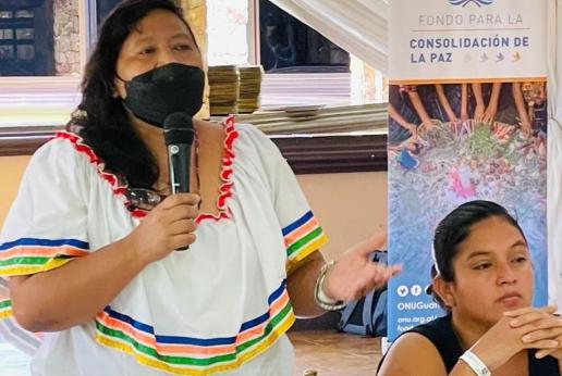 Mujeres dando discurso