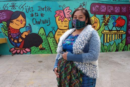 Mujer con traje típico embarazada