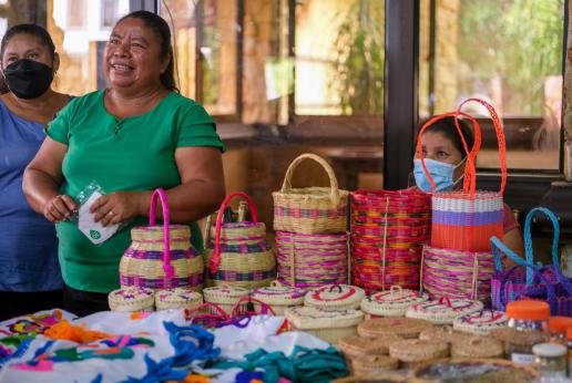 mujeres vendiendo artesanías