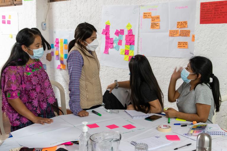 mujeres adolescentes dialogando