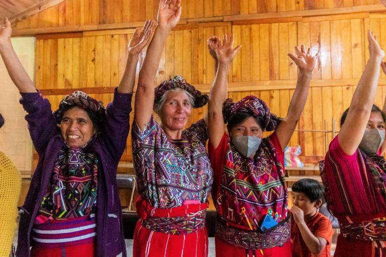 Mujeres felices levantando las manos