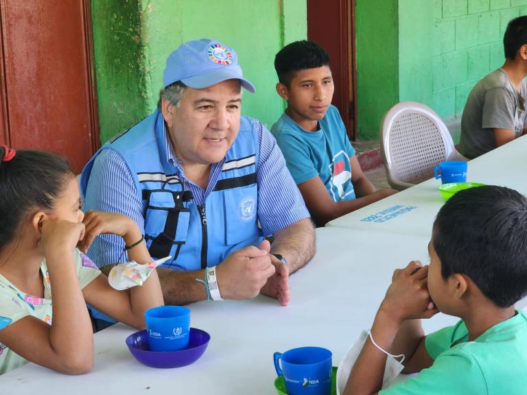 El Coordinador Residente, Miguel Barreto, conversa con niñas y niños de una comunidad en Chiquimula